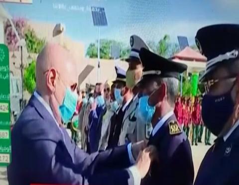 رئيس الجمهورية محمد ولد الشيخ الغزواني خلال توشيحه للمفوض الاقليمي مدير شرطة الجرائم الاقتصادية محمدا ولد محمدي الملقب بوبني