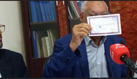 الأستاذ الشدو يحمل وصل إرسالهم للرسالة عبر البريد المضمون