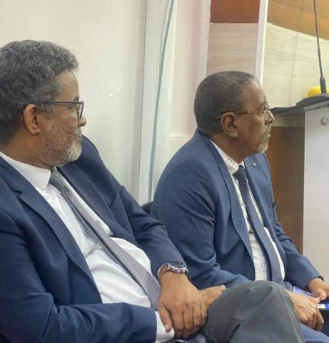 جانب من المؤتمر الصحفي حيث حضر إلى جانب الوزير الأمين العام للوزارة إدوم ولد عبدي ولد اجيد و المستشار المكلف بالاتصال