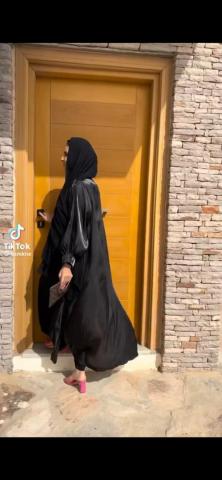 أسماء كان أمام أحد أبواب المنزل