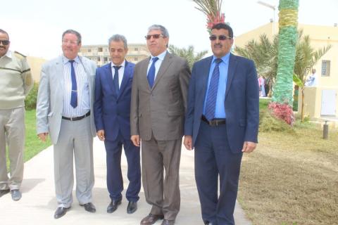 في ساحة البلدية.. الدبلوماسيين الجزائريين صحبة حاكم نواذيبو و عمدة بلديتها
