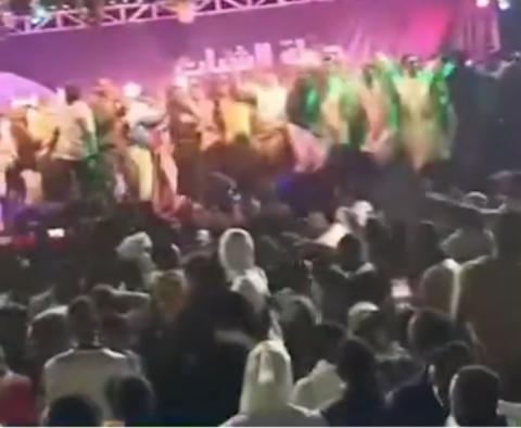 الشباب لحظت اقتحامهم للمنصة و هتافهم باسم المترشح بيرام