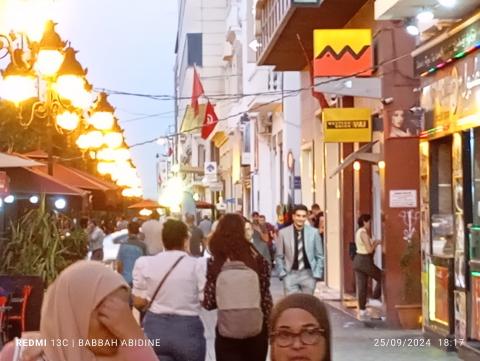 وسط مدينة تونس بين المتاجر و المقاهي المنتشرة على الرصيف وسط تونس العاصمة
