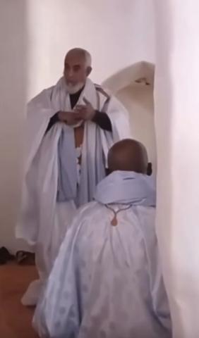 الشيخ الذي افتتح المحاضرات الوعظية حول خطورة المال العام