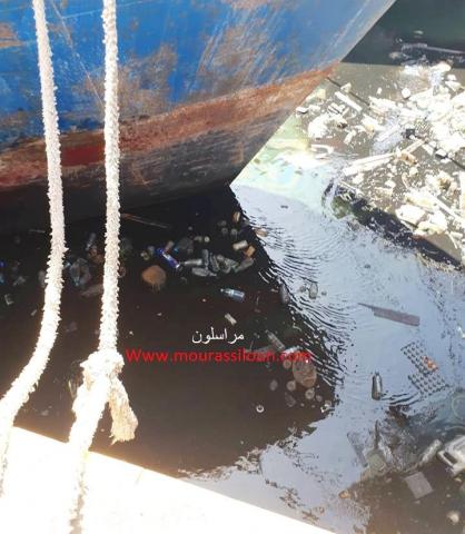 تضفي الشمس ألوانا متعددة على الزيوت الرافضة الاختلاط بالمياه