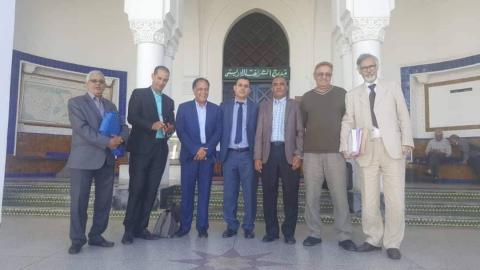 الدكتور جمال ولد الخليل يتوسط اللجنة المناقِشة (الثالث من اليمين).