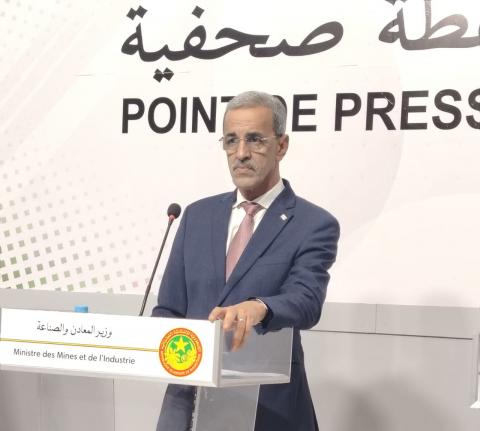 الوزير إدي ولد الزين يقدم أمام مجلس الوزراء بياناً حول إصلاح التعدين الأهلي