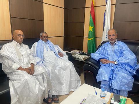 رئيس الحزب الحاكم السيد ماء العينين ولد أييه خلال استقباله للمرشح لنائب شنقيط الب ولد عبد الرحمن و عمدة العين الصفرة إدوم ولد العالم