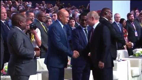 الرئيس الروسي فلاديمير بوتين يصافح الرئيس محمد ولد الشيخ الغزواني
