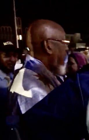 سيدنا عالي ولد محمد خونه وسط المحتجين وهو يحاول دخول مقر upr
