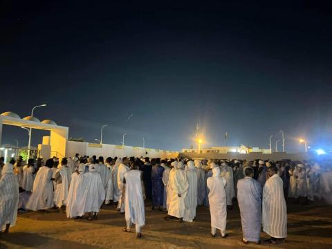 العشرات تجمهروا في ساحة المسجد انتظارا لأداء صلاة الجنازة (فيسبوك)