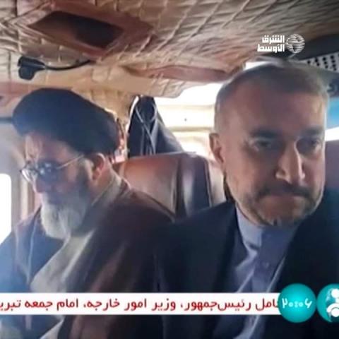 الرئيس إبراهيم و وزير خارجته و هما داخل الطائرة