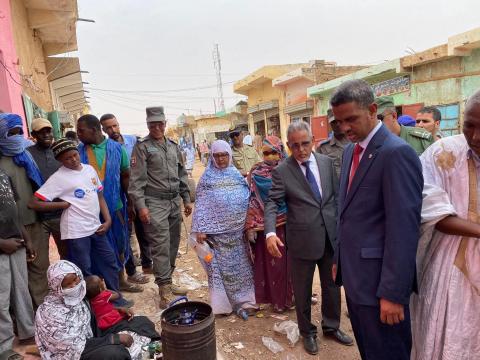 والي لعصابه أثناء جولة في سوق كيفه (فيسبوك)