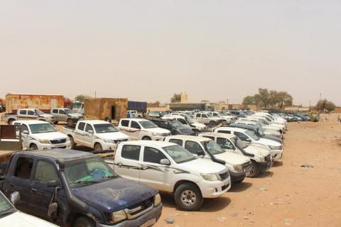 صور لطوابير سيارات الناقلين متوقفة في ساحة وسط مدينة كيفه (وكالة كيفه للأنباء)