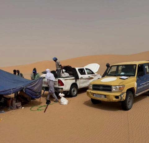 إنقاذ 6 منقبين بعد تعطل سيارتهم في عمق صحراء تيرس الزمور