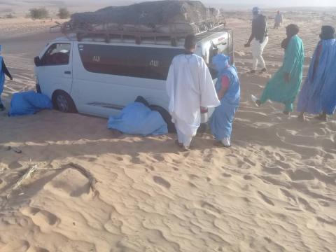 يقضي المسافرون ساعات في محاولات إخراج السيارات من وحل الرمال