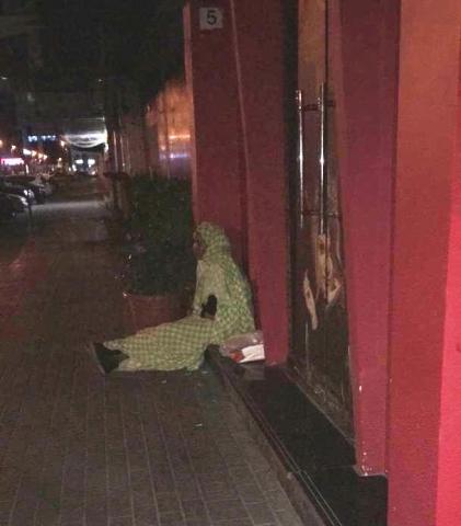 السالمة منت أحمد لول وهي تعتصم أمام مكتب المصري