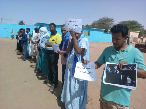 الناشطون أثناء الوقفة