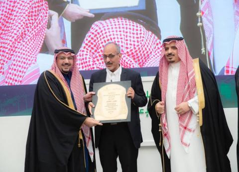 خلال تسلمه الدرع من قبل صاحب السمو فيصل بن مشعل ٱل سعود امير القصيم