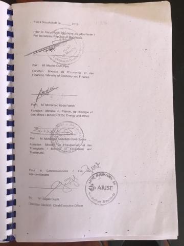 توقيعات الوزراء و مدير الشركة على الاتفاقية