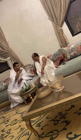 ولد عبد العزيز بعد وصوله لمنزله مع أحد مساعديه