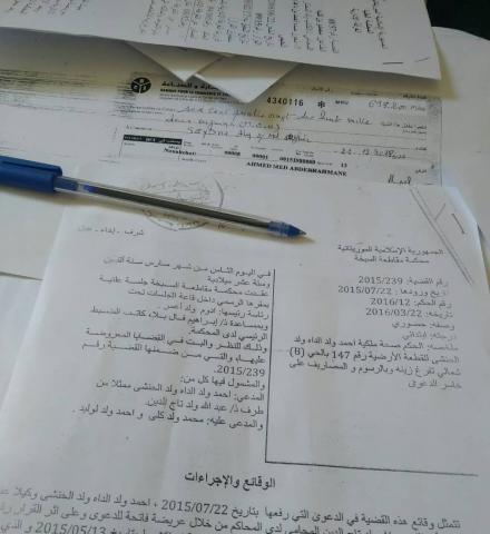 محفظة ولد الداها مليئة بالاحكام القضاىية و الوثائق و قد أطلع عليها " مراسلون " خلال سرده للقصة