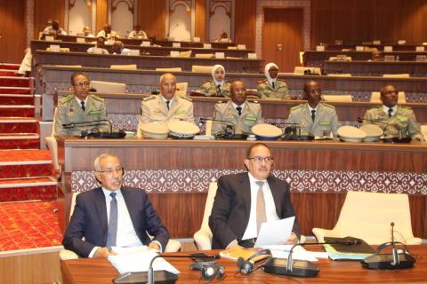 البرلمان يصادق على مشروعي قانونين يتعلقان بالنظام الأساسي لضباط الجيش الوطني والأفراد غير الضباط.