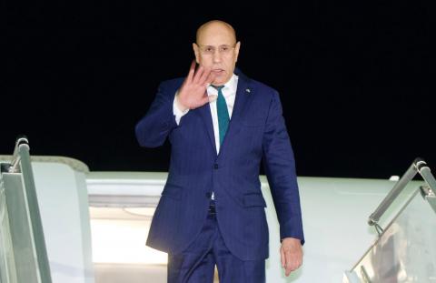 غزواني يغادر إلى الدوحة لتقديم العزاء في وفاة الشيخ حمد بن خليفة آل ثاني