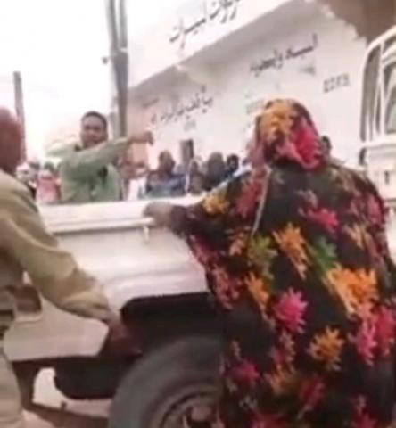 الصورة من فيديو متداول من قبض الشرطة على السيدة