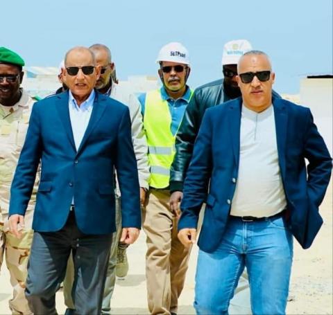 الوزير و عن يساره مدير فرع شركة الماء بنواذيبو