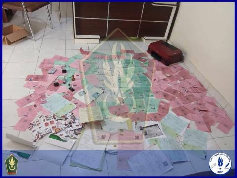 الدرك يفكك شبكة لتزوير الوثائق الرسمية كالإقامات الأجنبية والبطاقات الرمادية