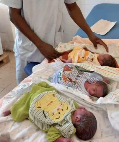 صورة لثلاث توائم في أحد المستشفيات الموريتانية (الانترنت)