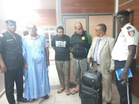 تم أخذ الصورة في المطار قبل مغادرة الطائرة إلى نواكشوط
