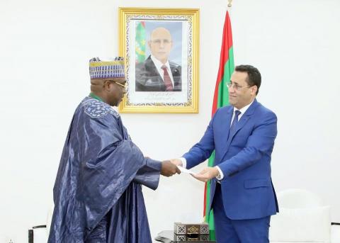 الوزير الأول يتسلم رسالة موجهة من الرئيس الغابوني للرئيس غزواني