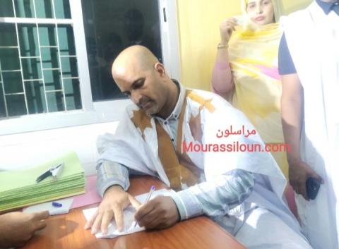 رئيس لائحة مرشحي حزب الرباط الوطني بنواذيبو لحظة تسليم ملف ترشحه / مراسلون