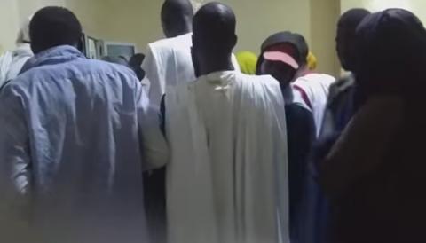 صورة من داخل المقهى حيث يتجمهر الناس حول "المحتال"