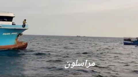صورة إحدى البواخر (ازرق) و هي تراوغ زورقا - المصدر النقابة
