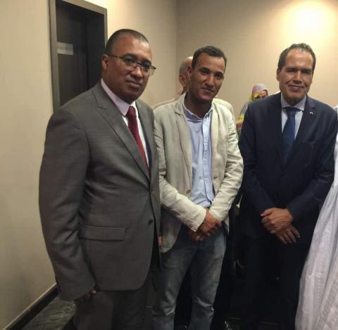 السفير المغربي و قنصله بنواذيبو يتوسطهما أحد المستقبلين