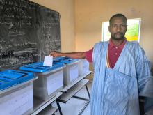 مدرس يدلي بصوته في أحد مكاتب الاقتراع في كنكوصه (فيسبوك)