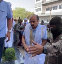 الرئيس السابق أثناء نقله لعيادة خاصة بنواكشوط لإجراء فحوص (أرشيف)